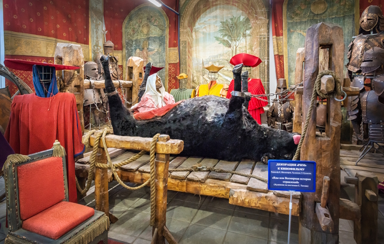 Киностудия «Мосфильм». Декорация к фильму «Яды, или Всемирная история отравлений» Киностудия «Мосфильм». Декорация к фильму «Яды, или Всемирная история отравлений»